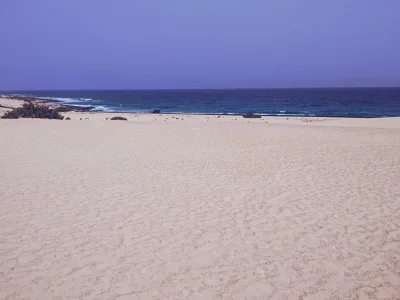 Dunas de arena blanca junto al Parque Natural de Corralejo frente al Atlántico en Fuerteventura