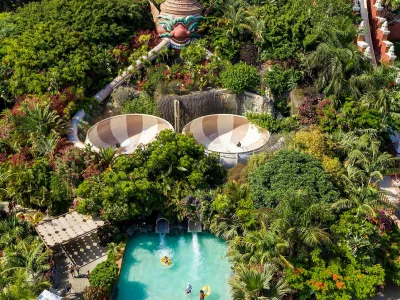 Vue aérienne du Siam Park à Tenerife, avec ses toboggans, piscines et sa végétation tropicale
