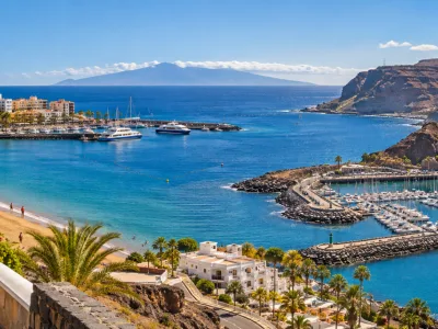 Los Cristianos in Tenerife and Puerto Rico in Gran Canaria compared for a car-free winter sun holiday