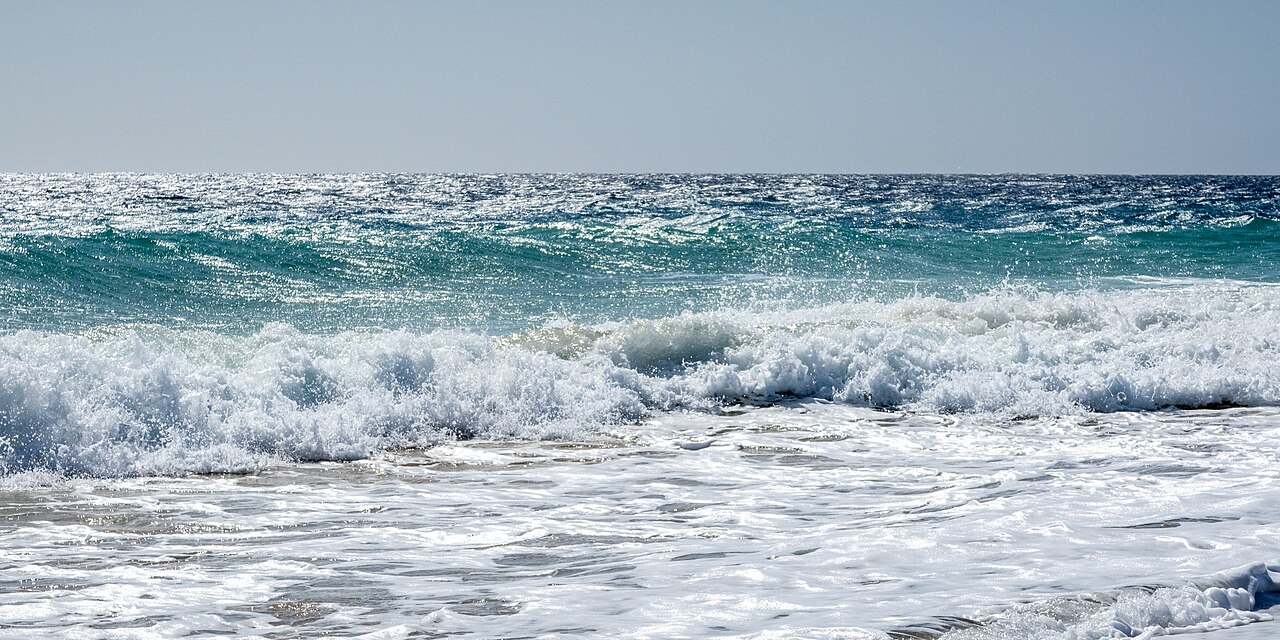 Olas del Atlántico rompiendo en la Playa del Matorral en Morro Jable, sur de Fuerteventura