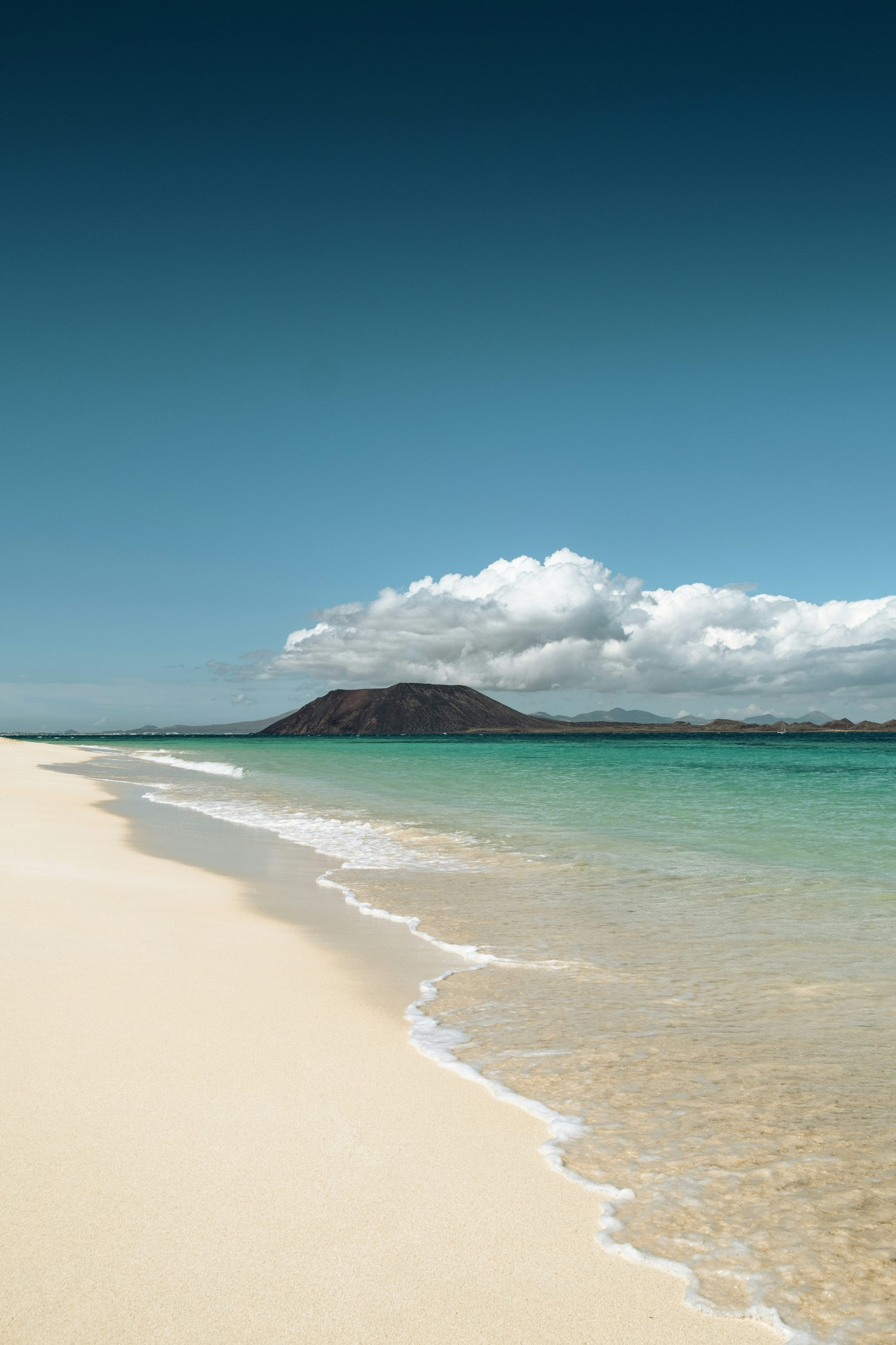 Plage de sable sur la côte de Corralejo au nord de Fuerteventura, face à l'océan Atlantique