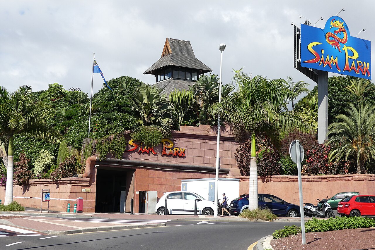 Image d'archive de jour du panneau d'entrée de Siam Park à Costa Adeje, Tenerife